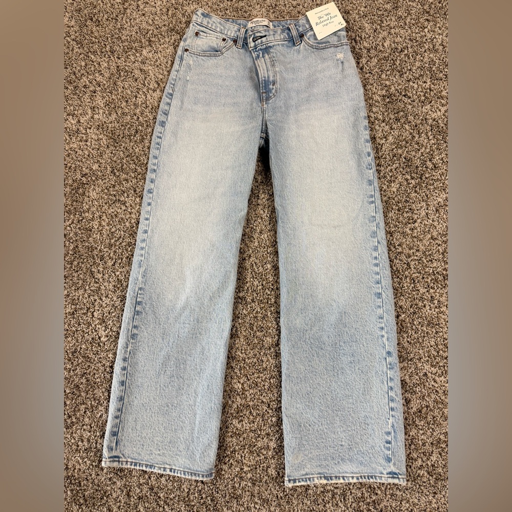 Abercrombie the 90s Relaxed Jean High Rise in color Medium